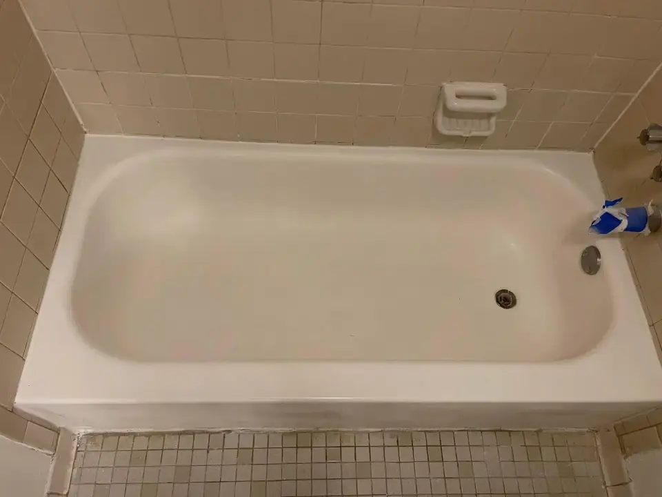 Now: Refinished bathtub with white glossy finish after restoration in Miami