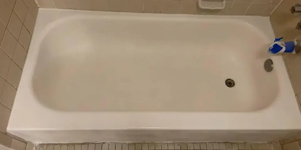 Refinished bathtub with white glossy finish after restoration in Miami